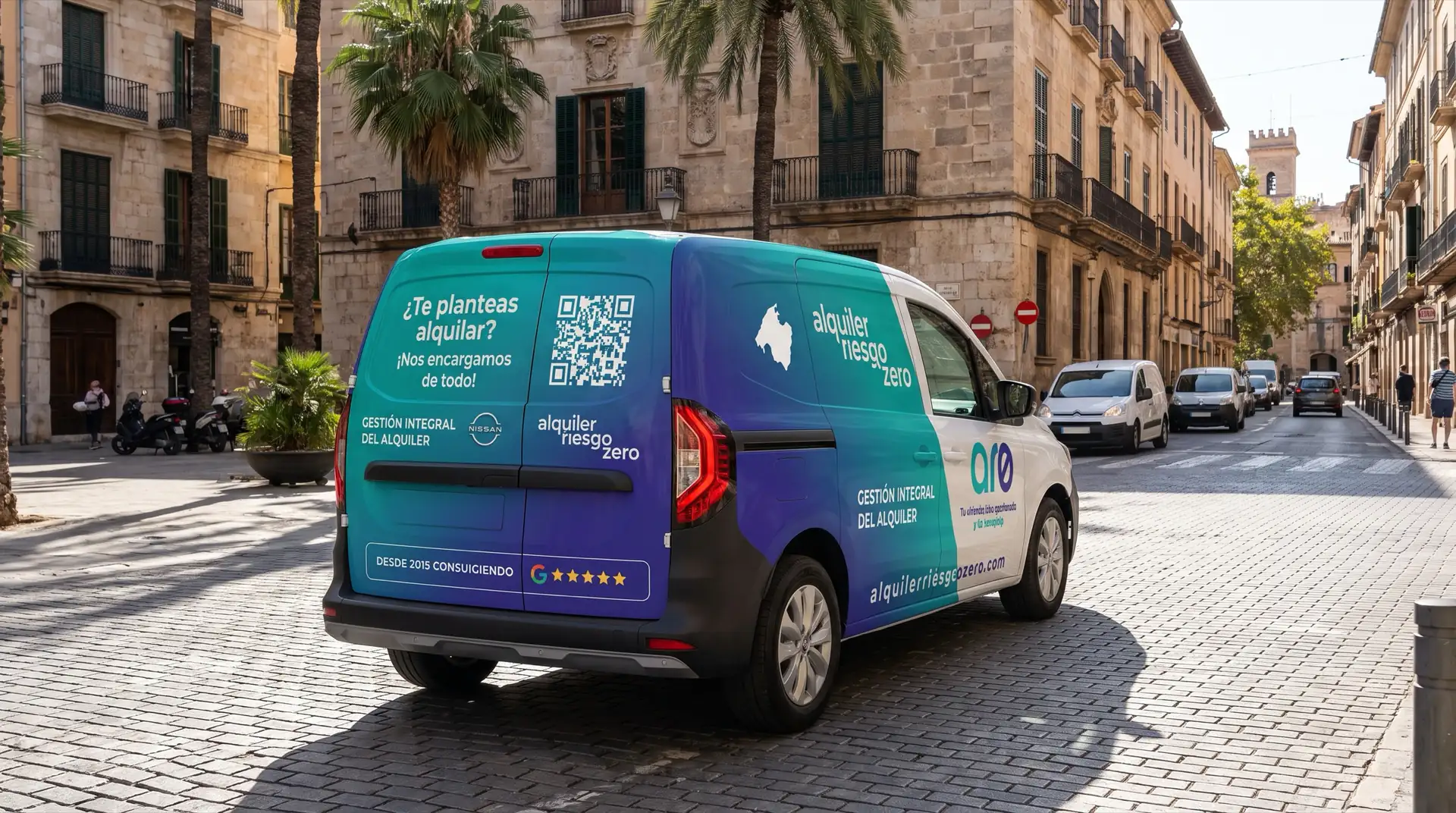 Furgoneta de Alquiler Riesgo Zero circulando por el casco antiguo de Palma