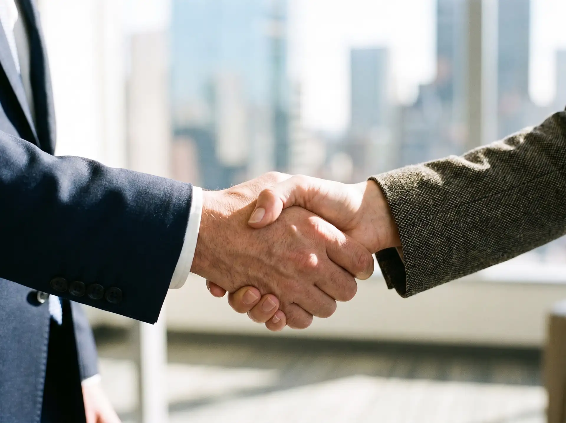 A handshake as the tenancy is signed with Alquiler Riesgo Zero