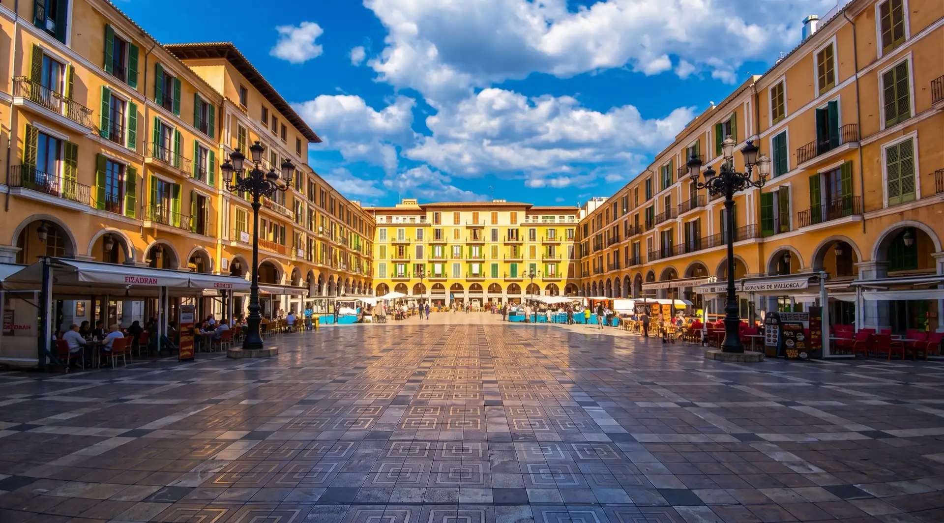 Plaza Mayor de Palma de Mallorca, ciudad donde ARO gestiona el patrimonio de propietarios residentes fuera de la isla
